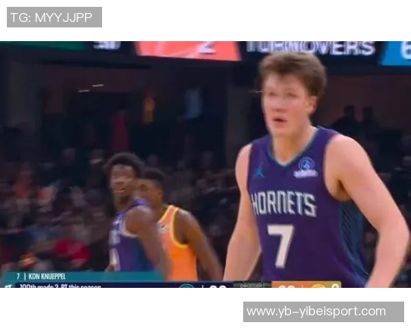 克尼佩尔高中展示母校球衣寄托希望期待他成为学生们的榜样